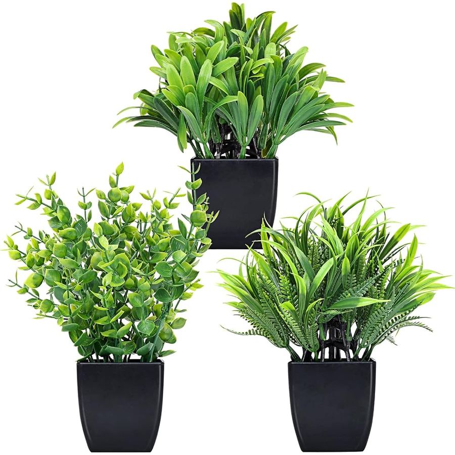 Tres plantas artificiales decorativas en macetas negras